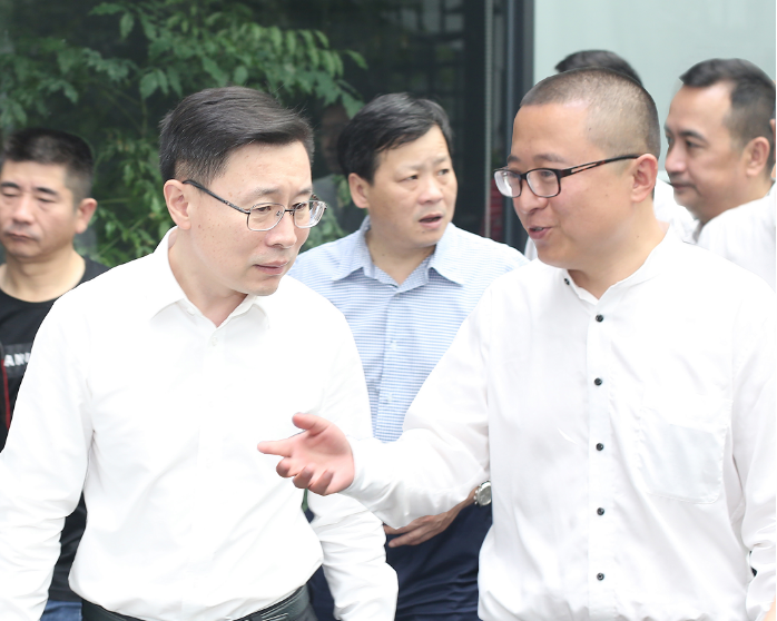 图1 杭州市委常委、宣传部部长戚哮虎（左）与雅博app官网首页董事长贾波（右）亲切交谈.png